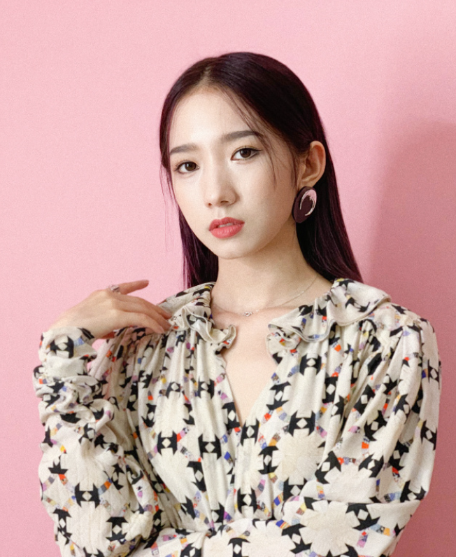 孟美岐碎花裙穿出港风？被网友调侃不合