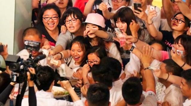 明星的私生饭到底有多疯狂,发展至今,竟形成行业隐藏的产业链!