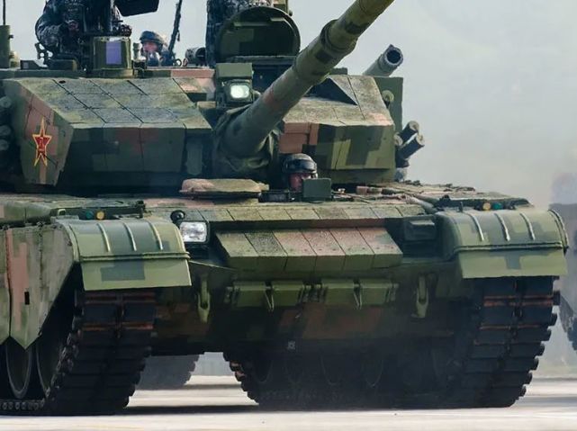 99a为了解决首上装甲防护不足的问题,标配了厚厚的附加装甲.