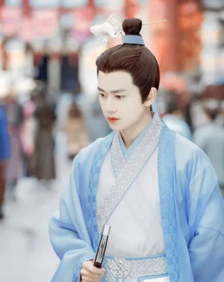 成毅|成毅接棒任嘉伦？别以为经纪公司大丰收，欢瑞这步棋下错了