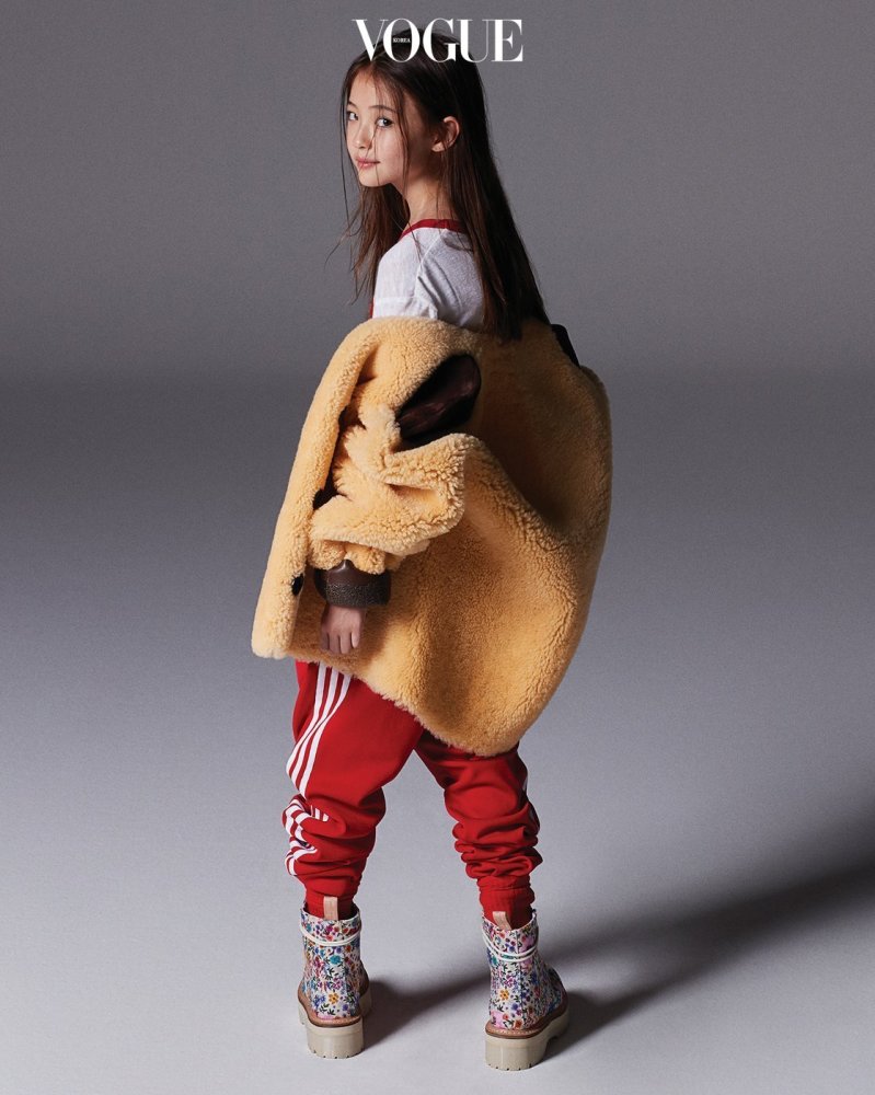 迷你版jennieyg旗下的童模小小年纪时尚感超强