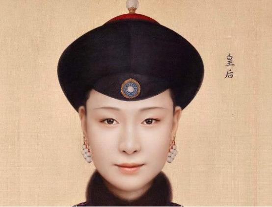 富察皇后还在雍正五年,在她16岁时就嫁给了与自己同龄的弘历,也就是
