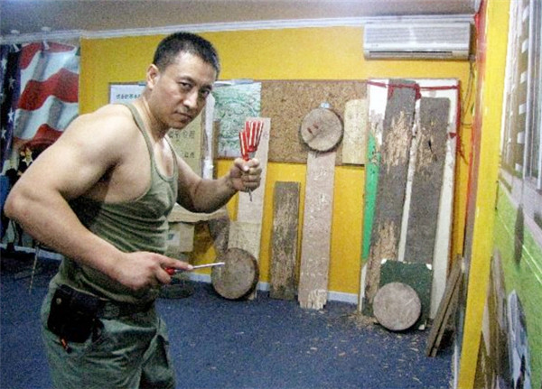 中国保镖李旭只用一根筷子击穿3厘米的钢板时薪高达28万