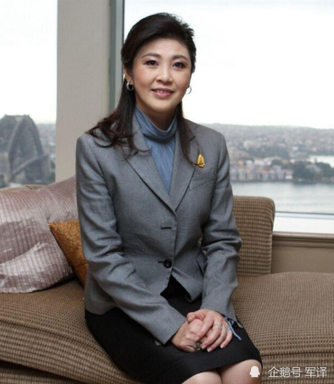 英拉年轻时有多美20岁参加选美直接夺冠穿泰式服装站舞台中央美到窒息