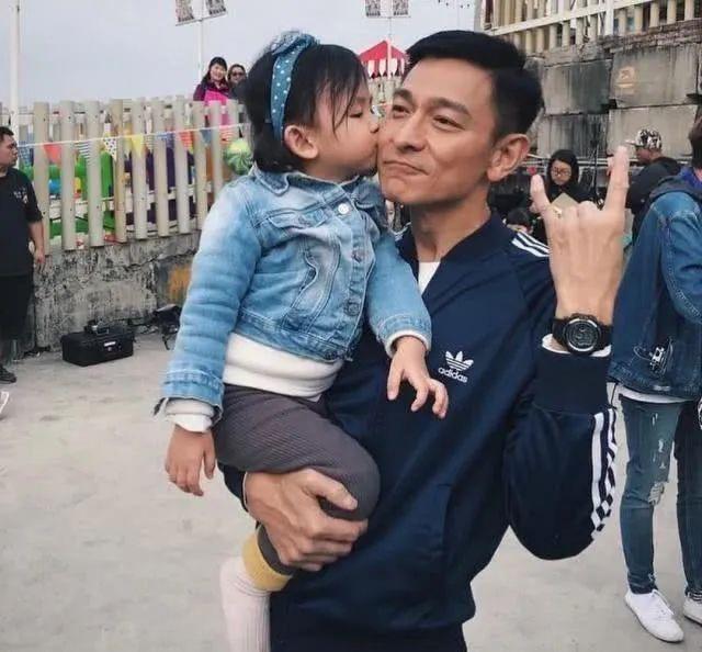 刘德华父亲:开小吃店养大六个孩子,天王儿子51岁生女圆他心愿