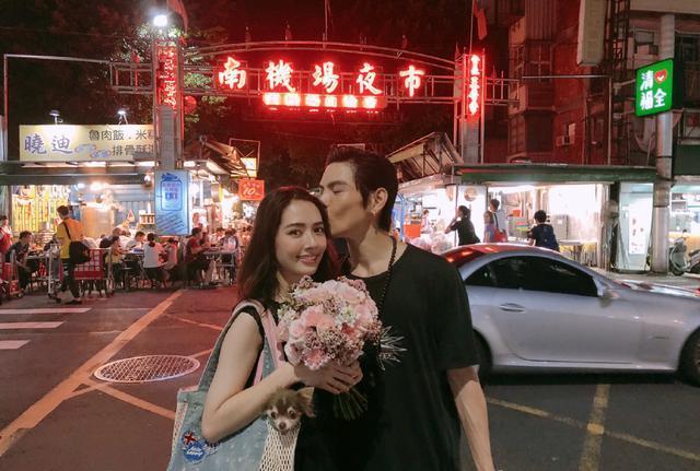 郭碧婷|向佐低调秀恩爱，带郭碧婷外出遛弯，看到狗狗后郭碧婷温柔发声