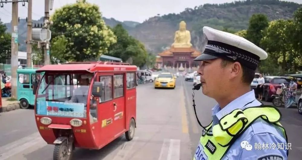 站在小学毕业照c位的警察