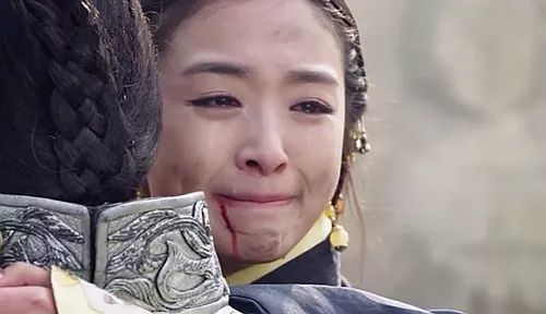 张含韵|15年后，逆风翻盘的张含韵，终于敢直视镜头说：你们闺女能耐了