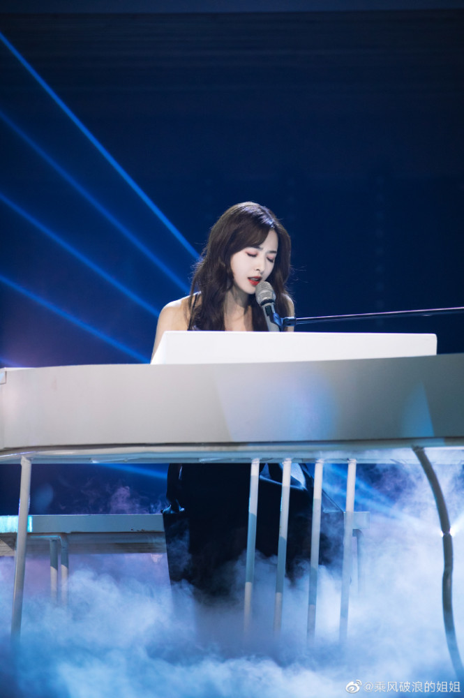 张含韵|15年后，逆风翻盘的张含韵，终于敢直视镜头说：你们闺女能耐了