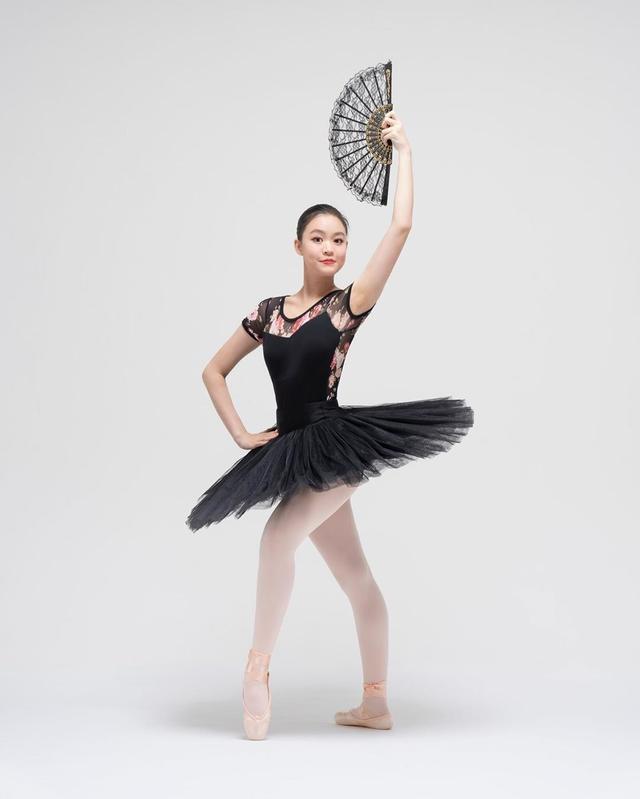 刘銮雄女儿换新造型罕见晒写真美照穿芭蕾舞服秀完美好身材