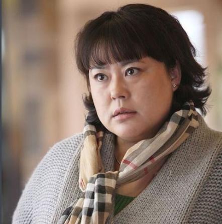 50岁李菁菁生日发文感谢老公的陪伴,两人相差21岁同框似母子