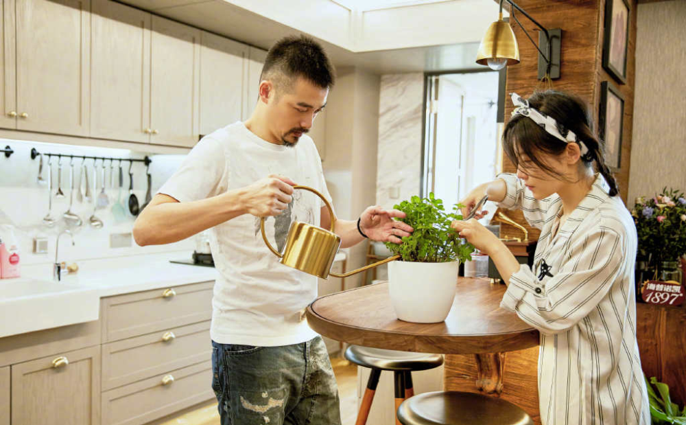 杨子姗|杨子姗以歌手身份出道，曾是孙楠徒弟，签约赵薇多年一直不温不火