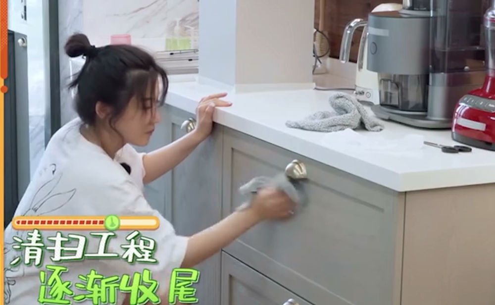 杨子姗|杨子姗以歌手身份出道，曾是孙楠徒弟，签约赵薇多年一直不温不火