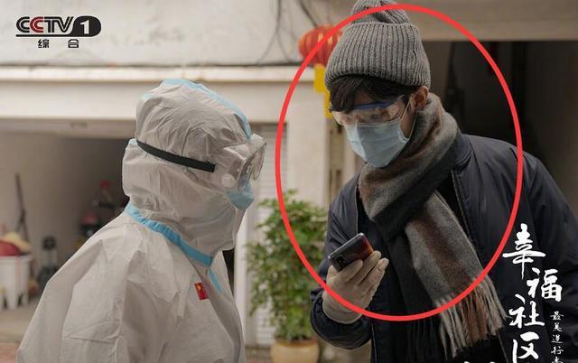 最美逆行者|肖战《最美逆行者》第4套造型，白衬衣配西装表情有正气，合照站位知戏份？