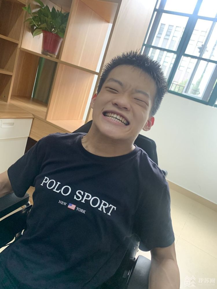 脑瘫少年姚俊鹏开启大学新生活我要和他们一样