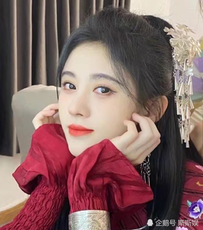 鞠婧祎|鞠婧祎自证天然神颜，晒妈妈美照基因强大，却被网友无情打脸