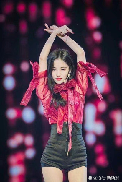 鞠婧祎|鞠婧祎自证天然神颜，晒妈妈美照基因强大，却被网友无情打脸