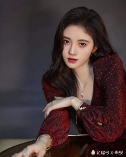 鞠婧祎|鞠婧祎自证天然神颜，晒妈妈美照基因强大，却被网友无情打脸