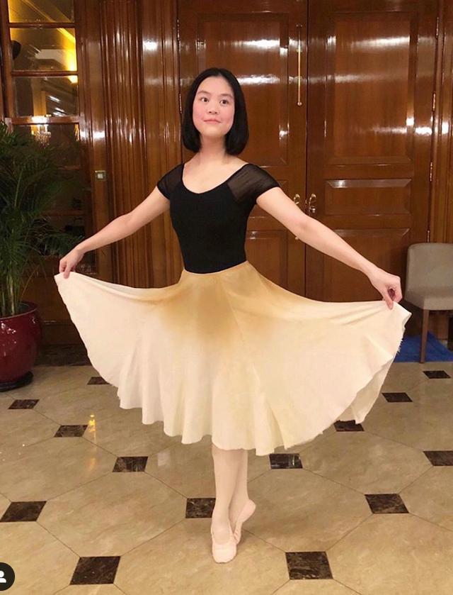 刘銮雄|刘銮雄女儿晒芭蕾写真，做高难度动作秀舞蹈功底，纤细美腿迷人