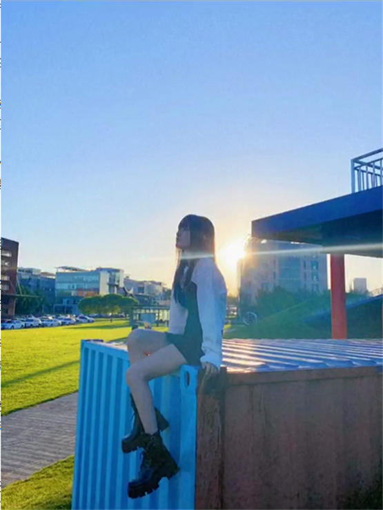 李小璐|李小璐秀窈窕身材甜如少女，贾乃亮做头发被烫糊，还对造型师出手阔绰