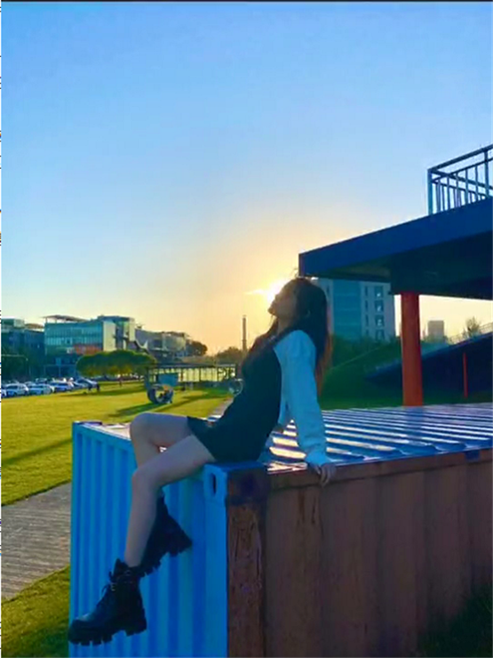 李小璐|李小璐秀窈窕身材甜如少女，贾乃亮做头发被烫糊，还对造型师出手阔绰