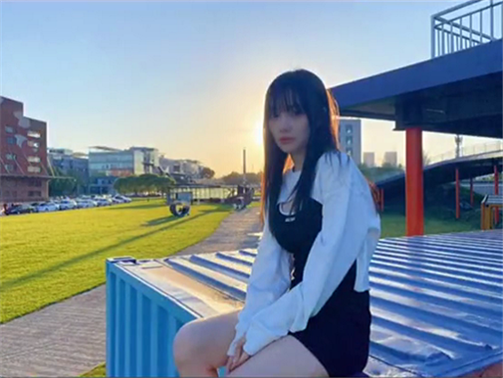 李小璐|李小璐秀窈窕身材甜如少女，贾乃亮做头发被烫糊，还对造型师出手阔绰