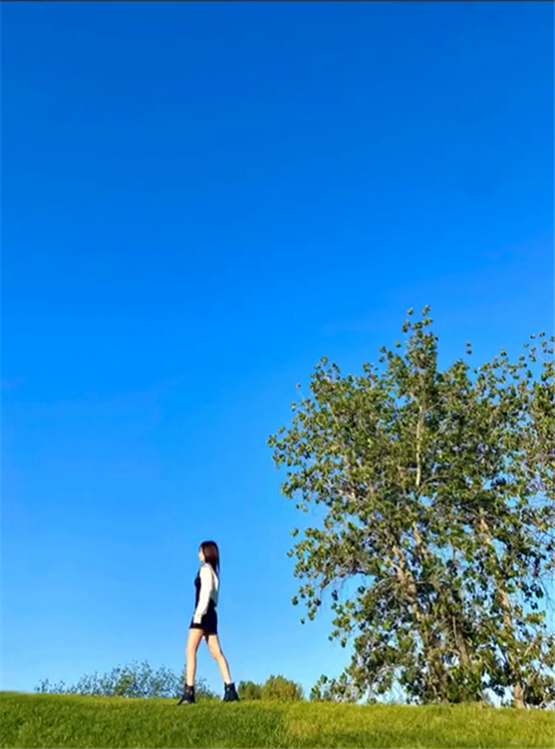 李小璐|李小璐秀窈窕身材甜如少女，贾乃亮做头发被烫糊，还对造型师出手阔绰