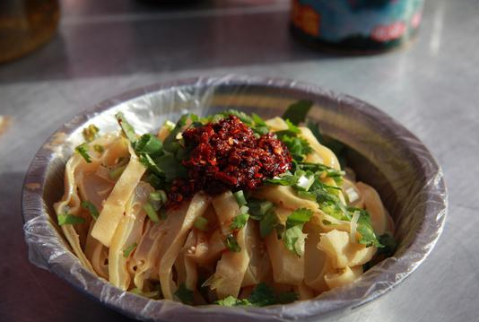 南涧油粉是南涧最具特色的小吃,它并不是像网上说