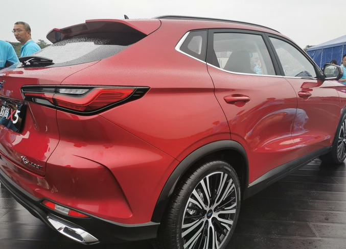 长安欧尚x5配置曝光红色涂装备受好评蓝鲸15t破百仅779秒