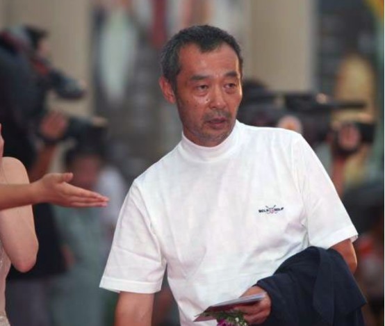 张艺谋|他和张艺谋是同学，因一部电影被雪藏十年，如今68岁仍坚持梦想