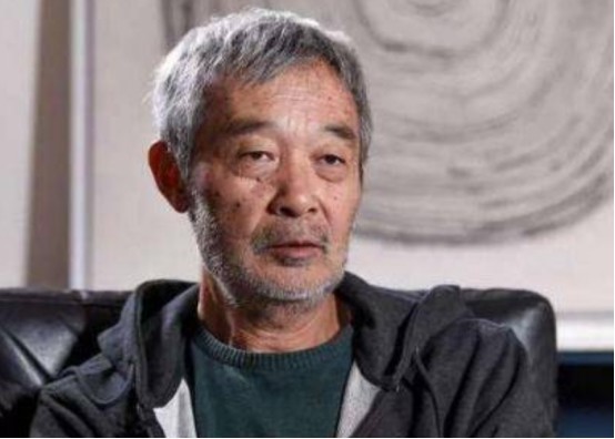 张艺谋|他和张艺谋是同学，因一部电影被雪藏十年，如今68岁仍坚持梦想