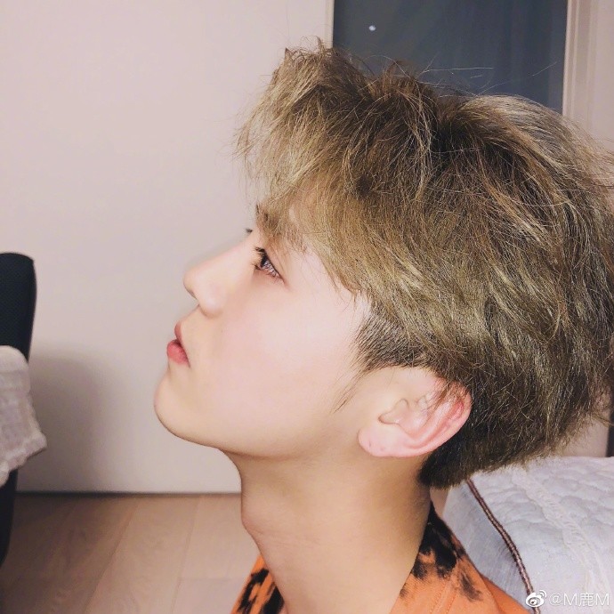 鹿晗|力破分手谣言！鹿晗踩点为关晓彤庆生，还特意用上“情侣文案”