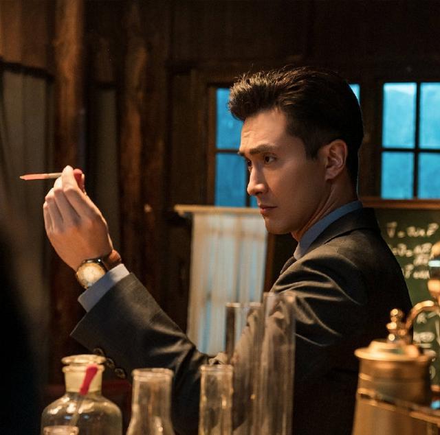 高伟光把探案剧拍成时尚大片,造型复古优雅,罗探长这气场太强了