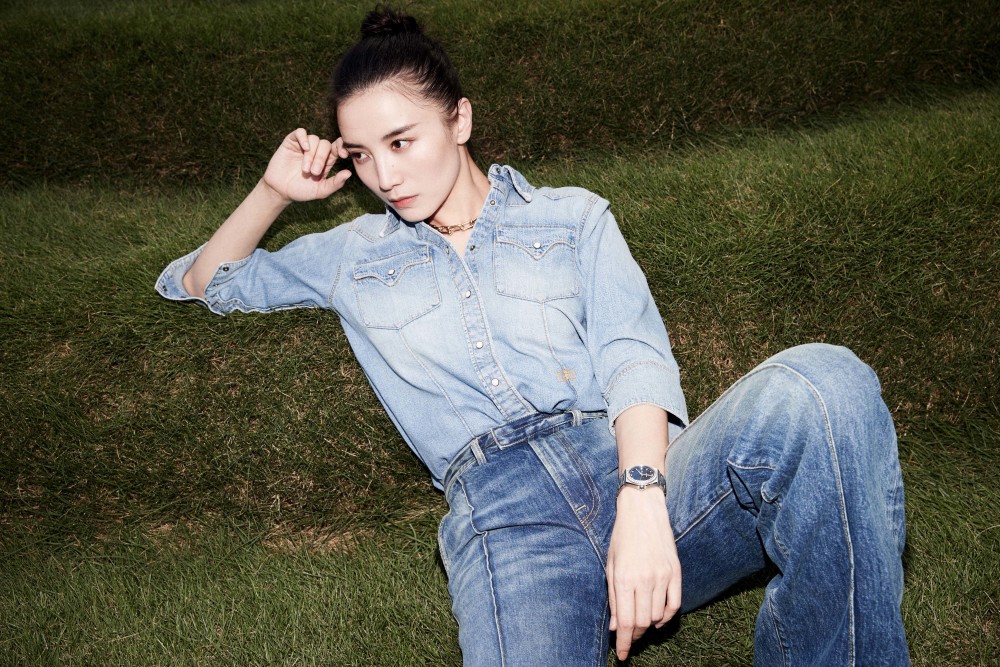 据悉,由宋佳领衔主演的《风平浪静》《盛装》《小舍得》等影视作品也