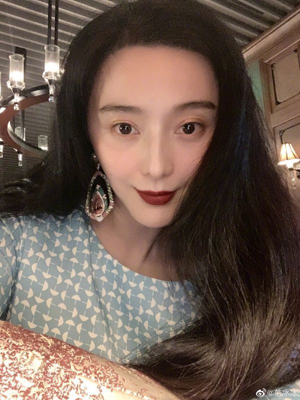 范冰冰|范冰冰深夜晒照庆生，红光满面心情大好，耳环格外的抢眼！