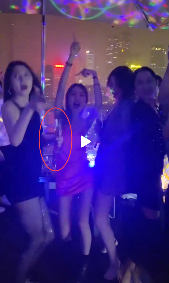 关晓彤庆生现场画面曝光,穿吊带裙与众姐妹酒吧蹦迪饮酒狂欢