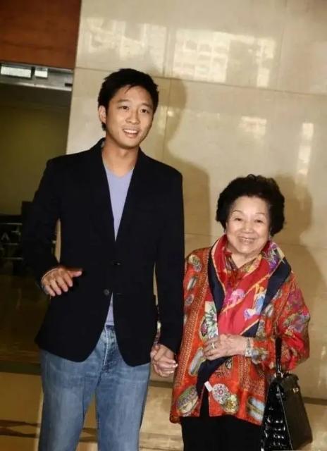 吕燕妮|本以为吕燕妮拿的是黎婉华的剧本，她却有着蓝琼缨的手腕