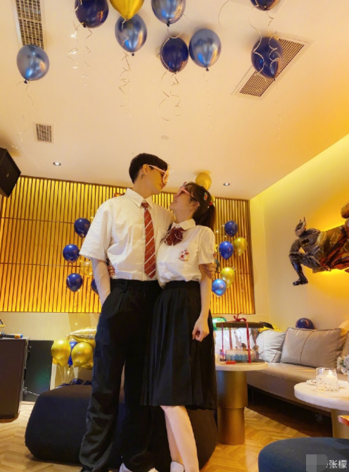 张檬|张檬为小五庆生戴情侣对戒，两人先后点赞订婚博文疑默认好事将近