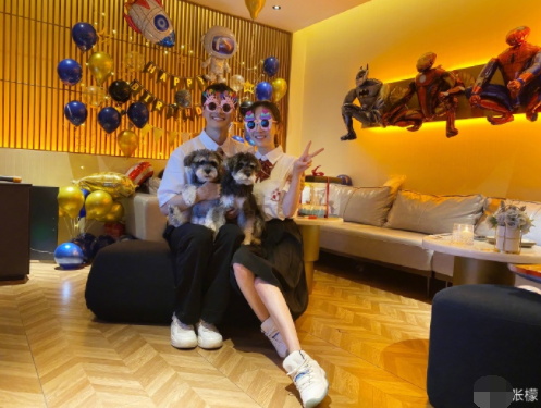 张檬|张檬为小五庆生戴情侣对戒，两人先后点赞订婚博文疑默认好事将近