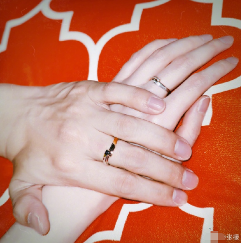 张檬|张檬为小五庆生戴情侣对戒，两人先后点赞订婚博文疑默认好事将近