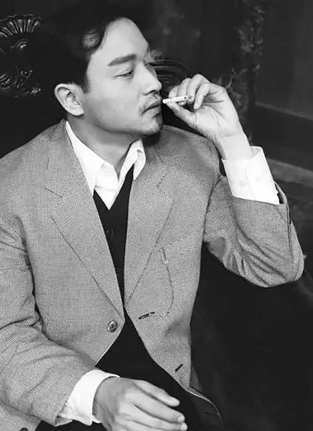 无法重拍的瞬间:张国荣吸烟,邓丽君持枪,巩俐与莫言罕见同框