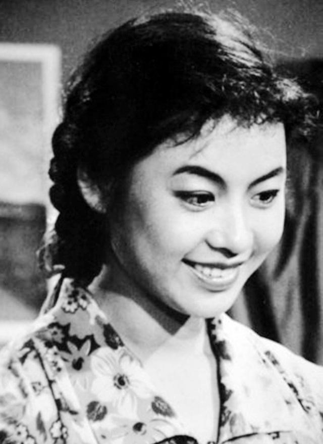 她成名于《芦笙恋歌》,《铁道卫士》演何兰英,与梁音是银幕情侣