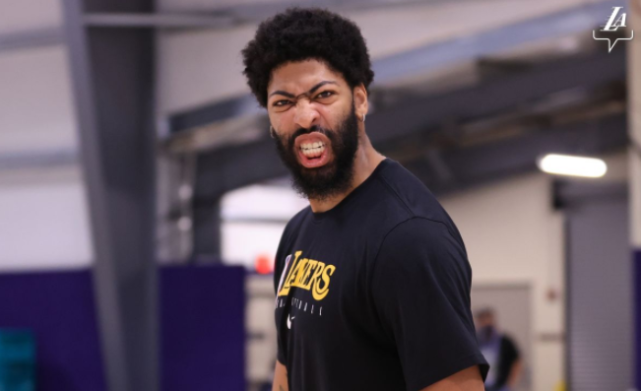 浓眉哥的表情则非常抢镜,张着嘴呲着牙非常霸气,而詹姆斯的优哉游哉