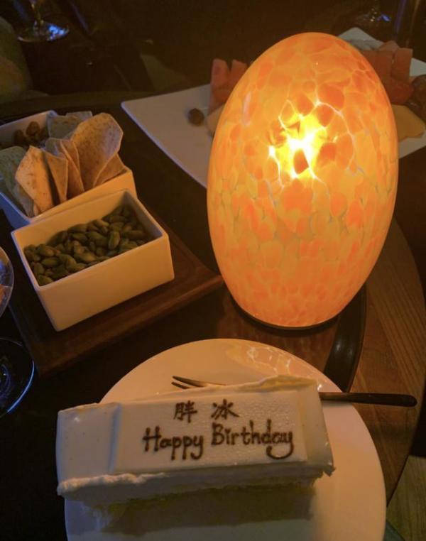 范冰冰|范冰冰39岁生日风格大变：与家人共享蛋糕，特殊耳环疑似有暗示