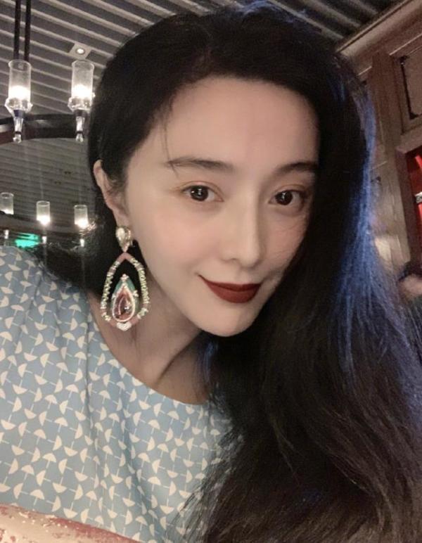 范冰冰|范冰冰39岁生日风格大变：与家人共享蛋糕，特殊耳环疑似有暗示