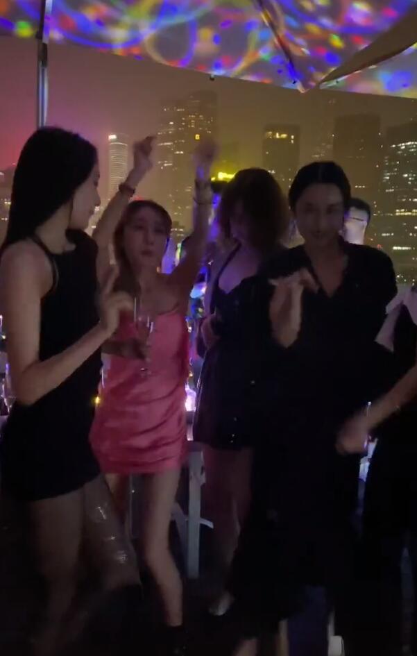 关晓彤|关晓彤穿抹胸超短裙，荧光黑丝袜开生日趴，与闺蜜劲歌热舞长腿抢镜