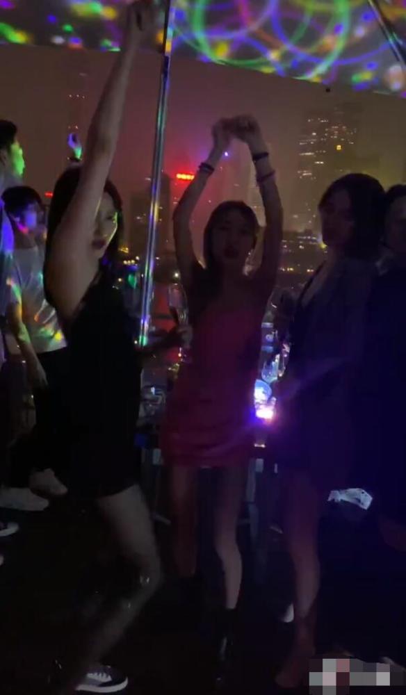 关晓彤|关晓彤穿抹胸超短裙，荧光黑丝袜开生日趴，与闺蜜劲歌热舞长腿抢镜