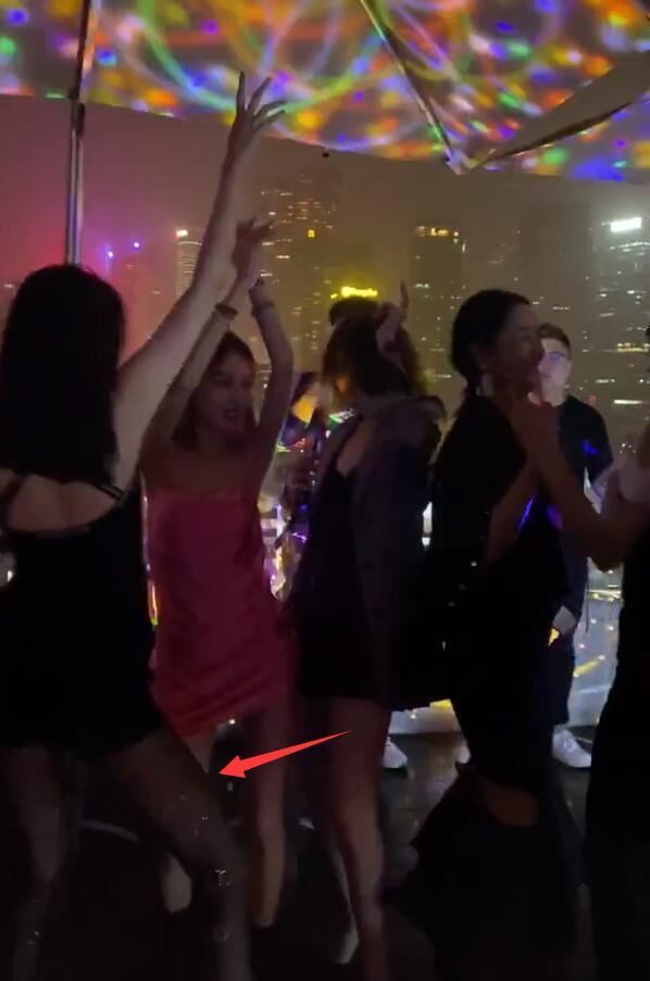 关晓彤|关晓彤穿抹胸超短裙，荧光黑丝袜开生日趴，与闺蜜劲歌热舞长腿抢镜