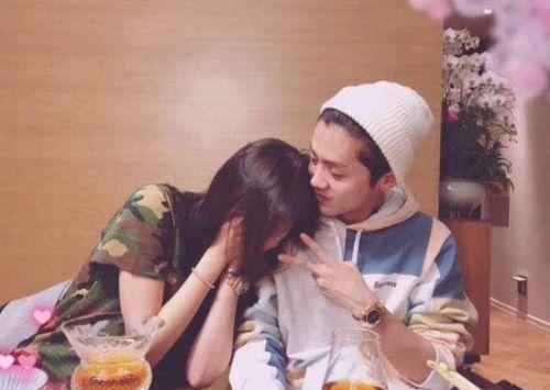 关晓彤|关晓彤穿抹胸超短裙，荧光黑丝袜开生日趴，与闺蜜劲歌热舞长腿抢镜