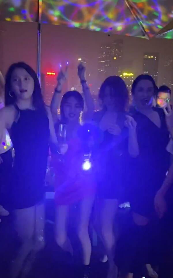 关晓彤|关晓彤穿抹胸超短裙，荧光黑丝袜开生日趴，与闺蜜劲歌热舞长腿抢镜